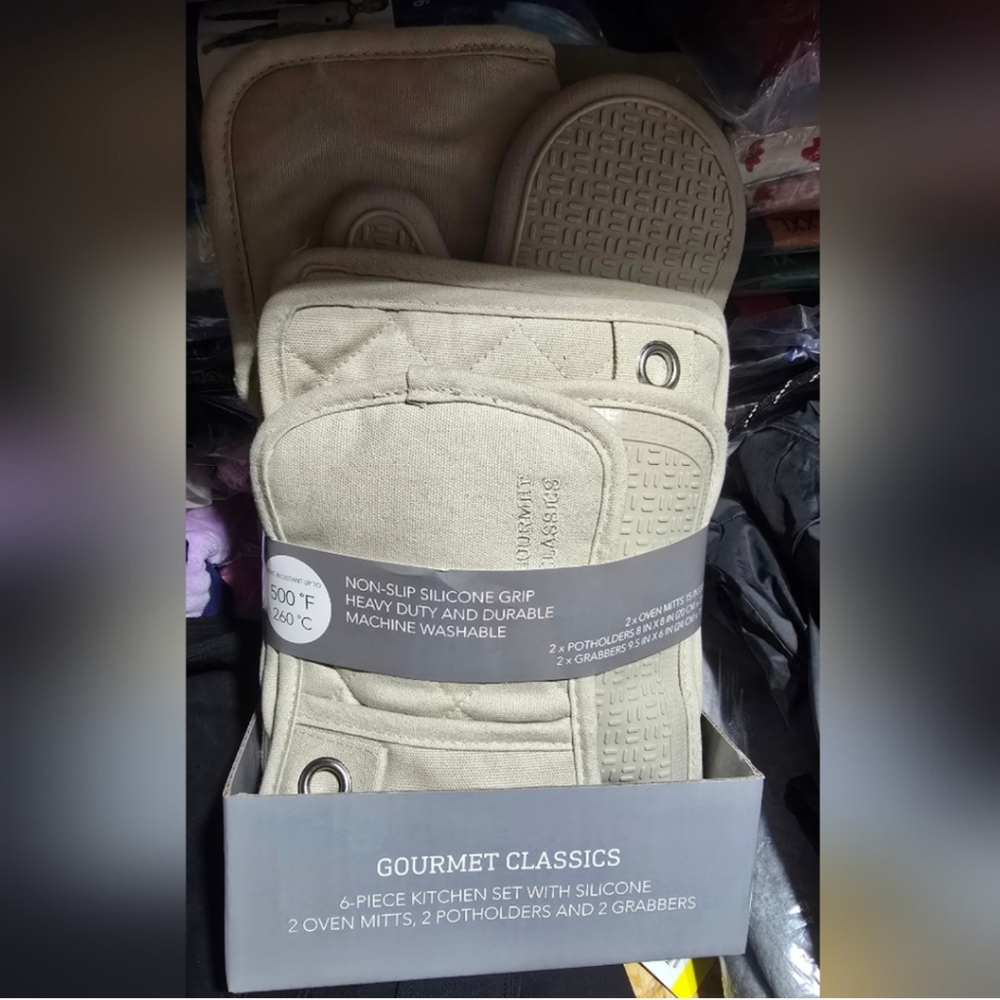 New. Gourmet Classics, 6-PC Kitchen Set with Silicone 2 Oven Mitts 2 Pot Holders - Picture 1 of 3